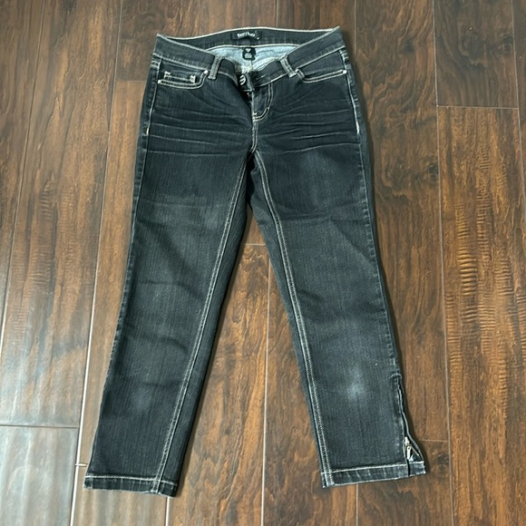 White House Black Market Denim - 🔴 White House Black Market Black Capri jeans